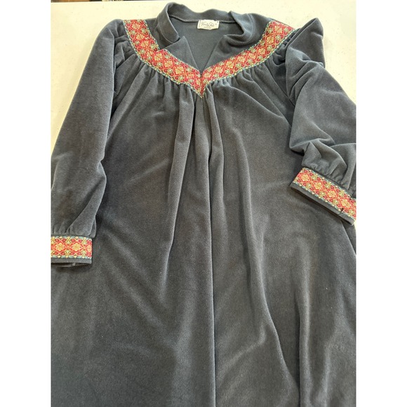 Vanity Fair Other - Vintage‎ Vanity Fair Velvet Lounger Robe Embroidered Trim Petites Large